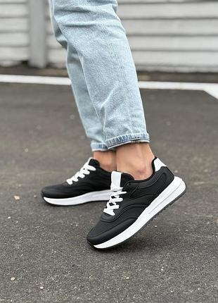 Жіночі кросівки