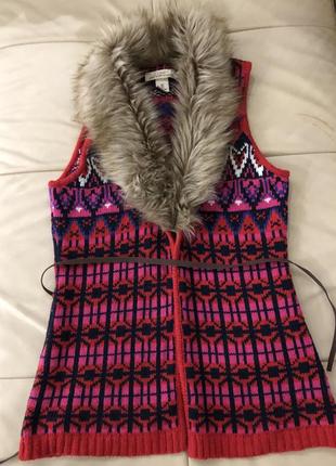 Яркая зимняя жилетка в скандинавском стиле с эко мехом h&m