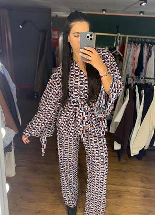 Сучасний брючний костюм для дівчат