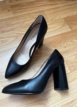 Класичні шкіряні жіночі туфлі