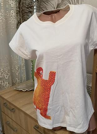 Белая женская футболка с рисунком