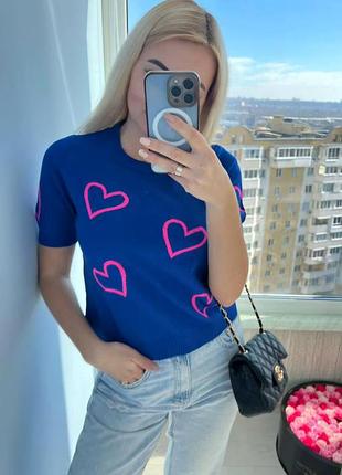 Стильна жіноча в'язана футболка з сердечками