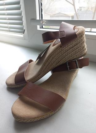 Босоножки новые