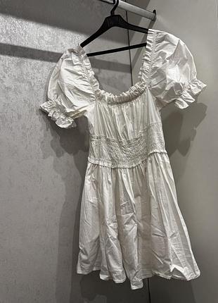 Ніжна біла сукня