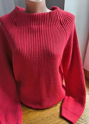 Красивый коралловый свитер