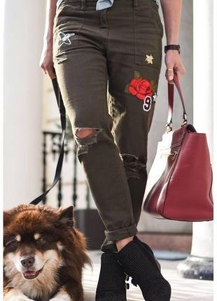 Стильні звужені джинси хакі з патчами next л
