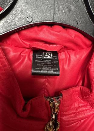 Червона яскрава куртка