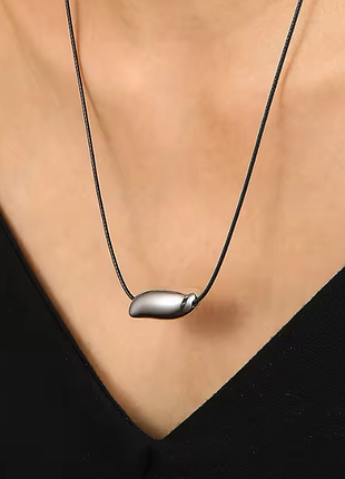 Длинное украшение с геометрической вставкой тренд