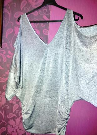 Блестящая кофта с вырезами на плечах