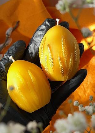 Крупная свеча из пчелиного воска с колосками пшеницы
