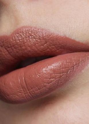 Рідка матова помада patrick ta silky lip crème - she's confident5 фото