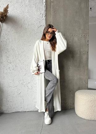 Белый вязаный кардиган макси