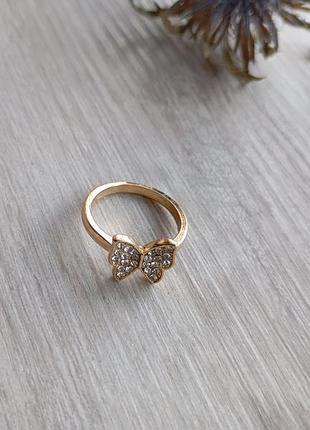 Каблучка золотиста з метеликом