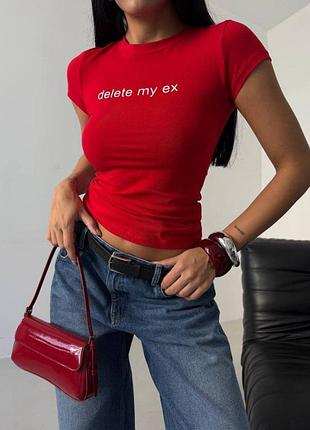 Жіноча футболка приталеного силуету з короткими рукавами та надписом