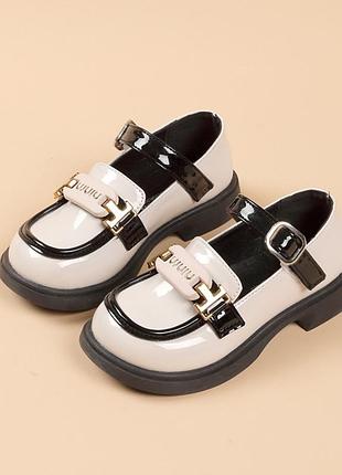 Лакові туфлі для дівчаток