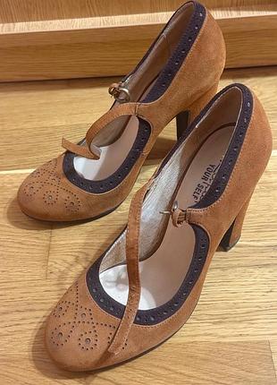 Очень красивые замшевые туфли respect