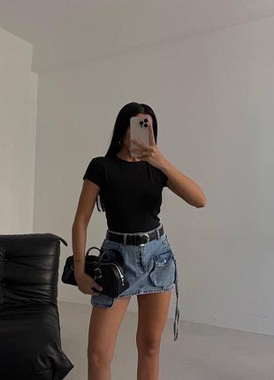 Женская футболка с круглым вырезом горловины короткими рукавами приталенного силуэта