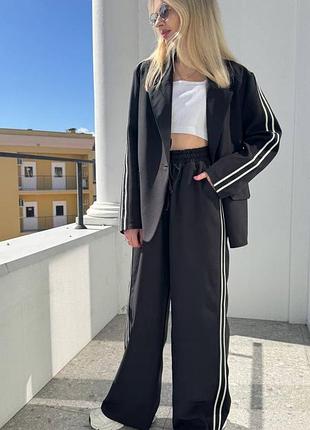 Женский спортивно-классический костюм: жакет и брюки