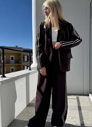 Женский спортивно-классический костюм: жакет и брюки