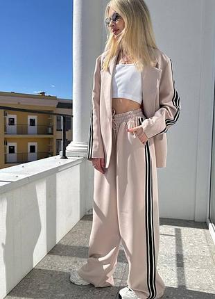 Женский спортивно-классический костюм: жакет и брюки