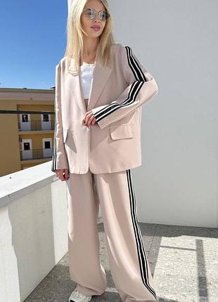 Женский спортивно-классический костюм: жакет и брюки