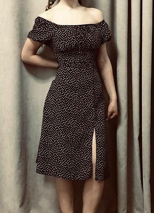 Чудова літня приталена сукня в принт горошок