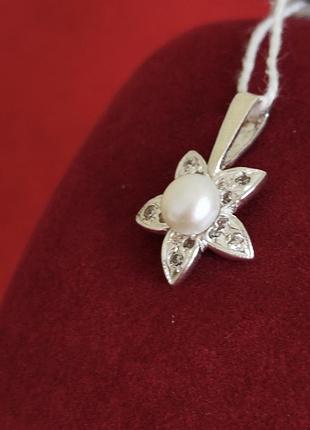Серебряная подвеска цветок с жемчужиной и фианитами.