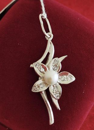 Серебряная подвеска цветок белой жемчужиной.
