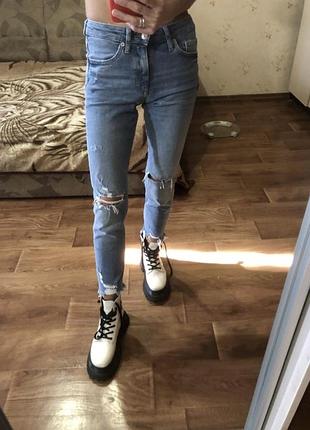Джинсы прямые slim с разрезами рваные с необработанным низом синие h&m 24