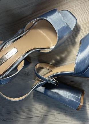 Босоніжки на високих підборах