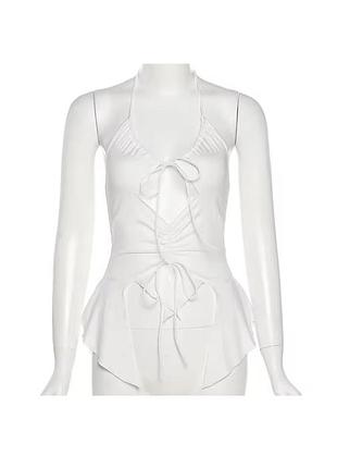 Білий топ на завʼязках асиметричний топ з рюшами