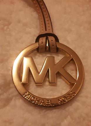 Брендовий логотип-брелок michael kors.