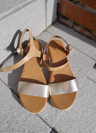 Босоніжки на платіормв