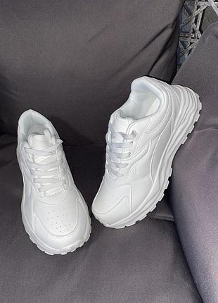 В наявності білі кросівки 42 розміру