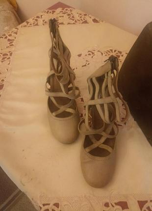 Модные туфли с переплетением.