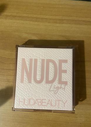 Палетка теней huda beauty light