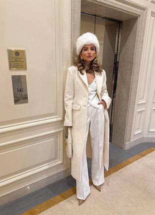 Пальто на пуговицах классического кроя