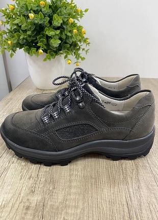 Кросівки жіночі