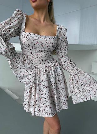 Очень красивое романтичное платье с широкими рукавами