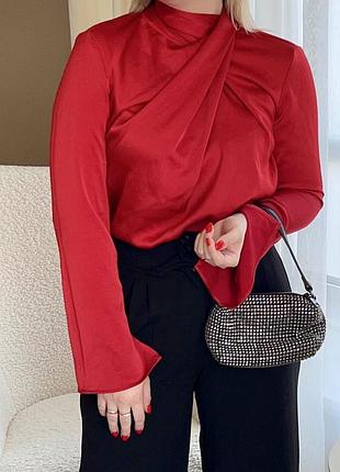 Червона блуза
