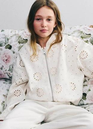 Куртка бежева на дівчинку з вишивкою zara new