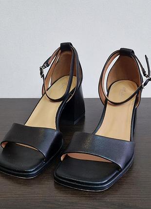 Черные босоножки с квадратным мысом на каблуке