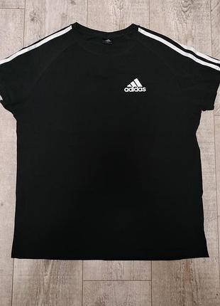 Футболка adidas.