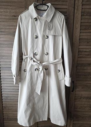 Класичний тренч пісочного кольору