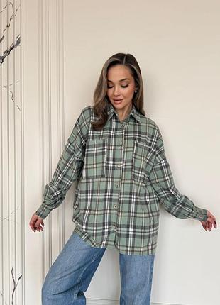 Жіноча базова зручна рожева сорочка у клітинку оверсайз зелена фісташкова