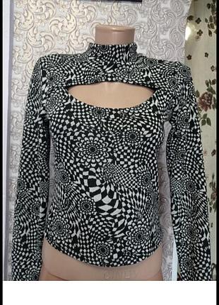 Лонгслів із геометричним принтом і вирізом на грудях.