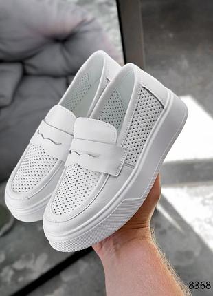 Повсякдені жіночі білі лофери з перфорацією