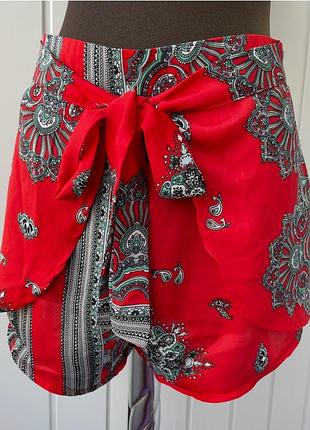 Классные яркие шорты с запахом boohoo