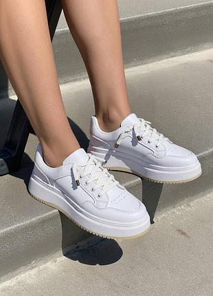 Кроссовки женские