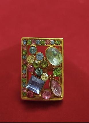 Золотистая кольца с разноцветными фианитами.